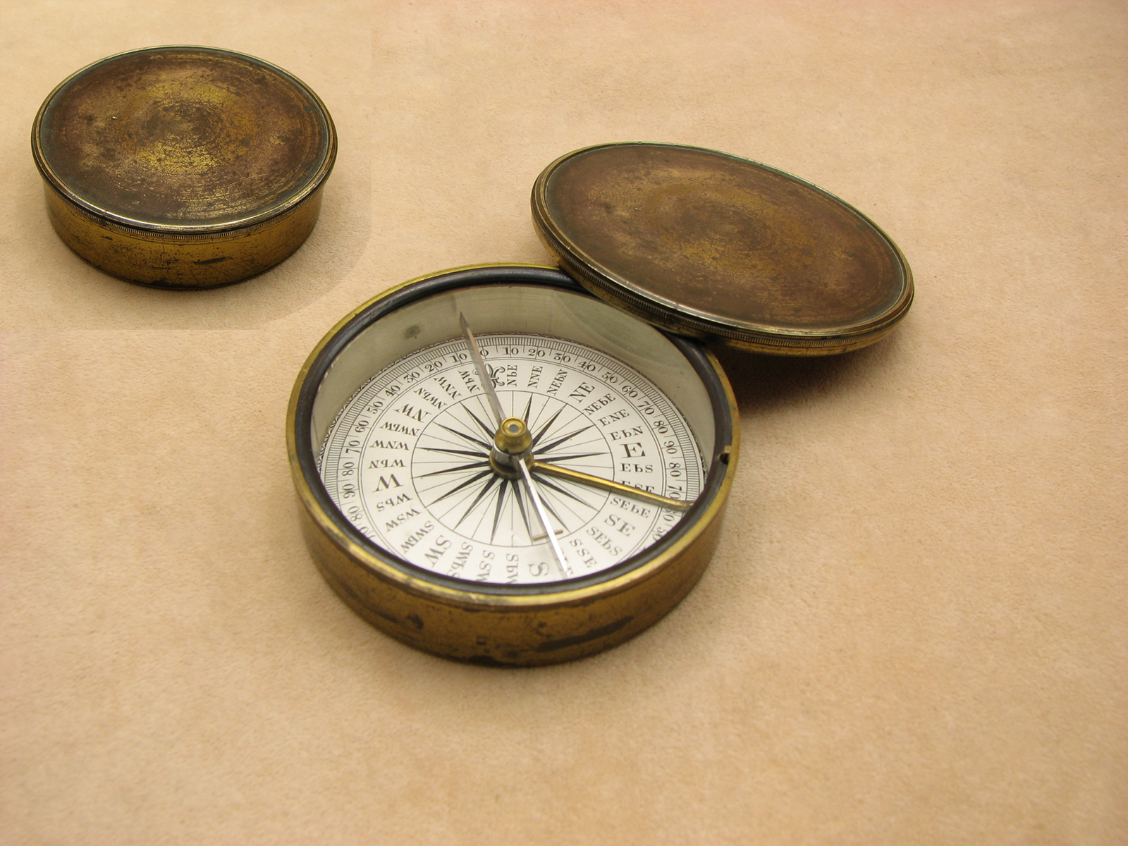 Antique 19th century brass cased explorers pocket compass with lid